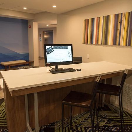 Holiday Inn Express & Suites - Warsaw - E Center By Ihg מראה חיצוני תמונה
