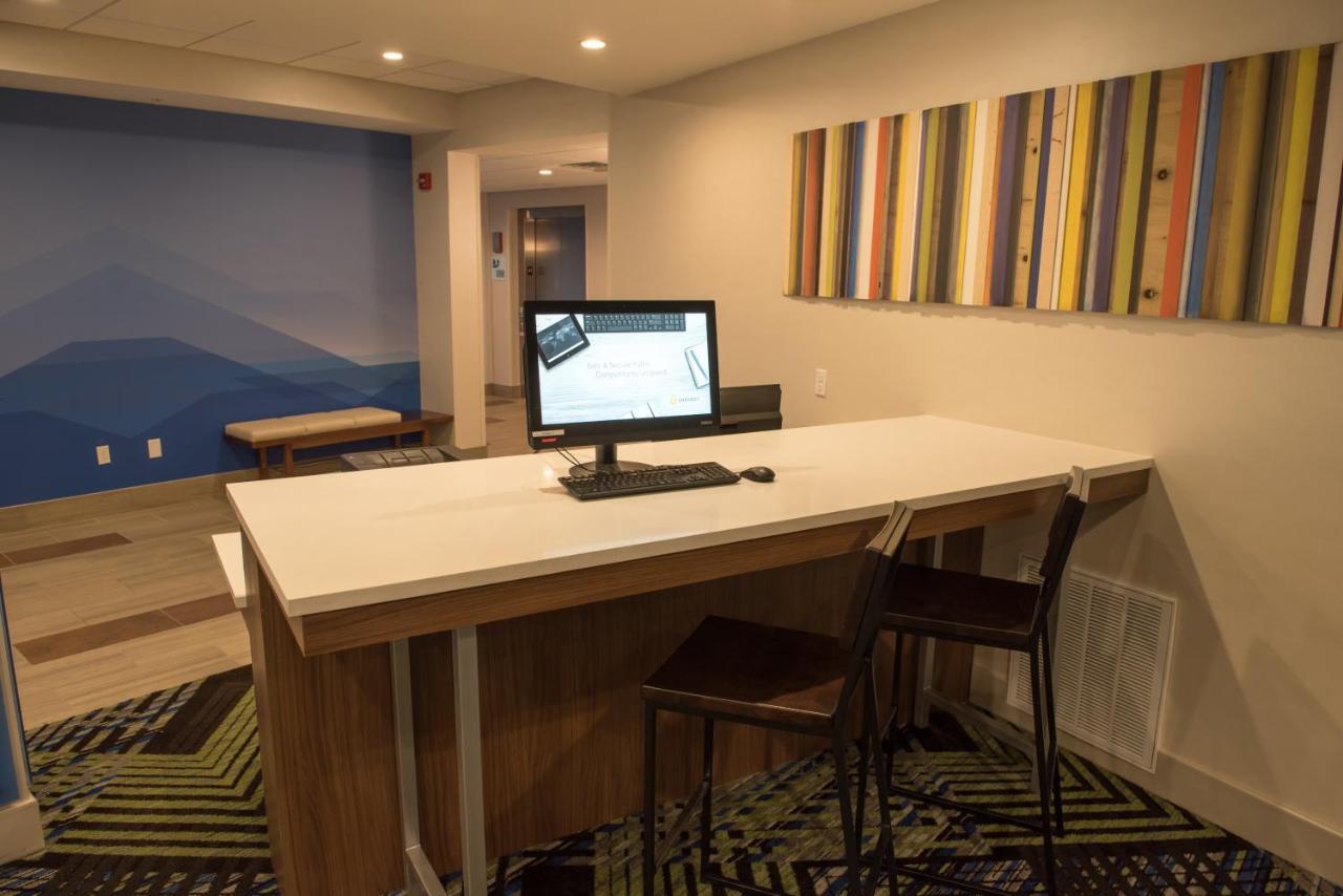 Holiday Inn Express & Suites - Warsaw - E Center By Ihg מראה חיצוני תמונה