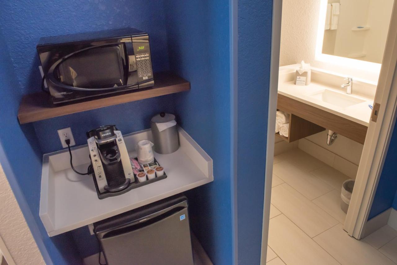 Holiday Inn Express & Suites - Warsaw - E Center By Ihg מראה חיצוני תמונה