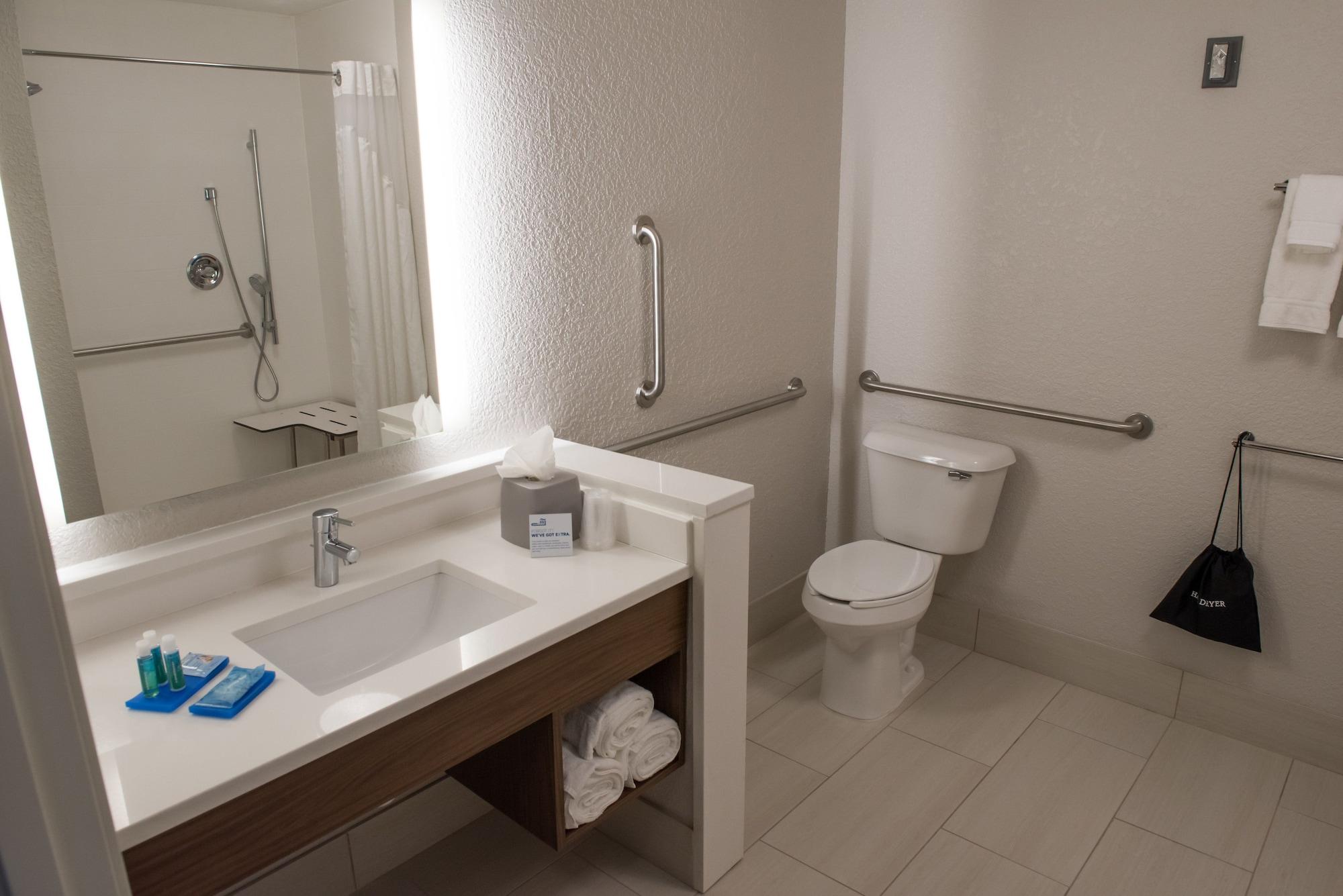 Holiday Inn Express & Suites - Warsaw - E Center By Ihg מראה חיצוני תמונה