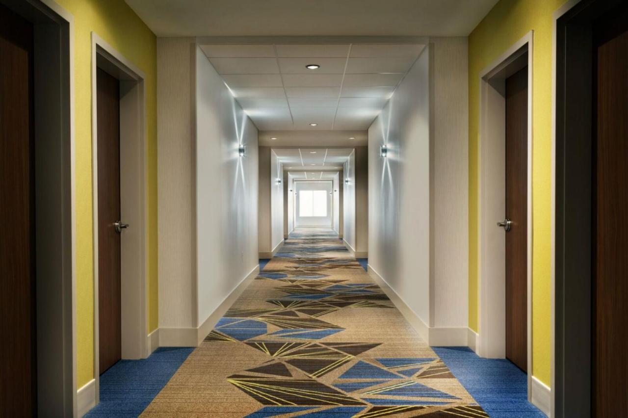 Holiday Inn Express & Suites - Warsaw - E Center By Ihg מראה חיצוני תמונה
