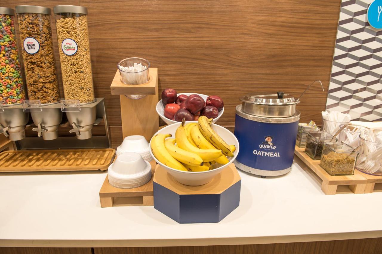 Holiday Inn Express & Suites - Warsaw - E Center By Ihg מראה חיצוני תמונה