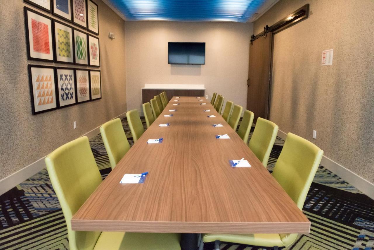 Holiday Inn Express & Suites - Warsaw - E Center By Ihg מראה חיצוני תמונה