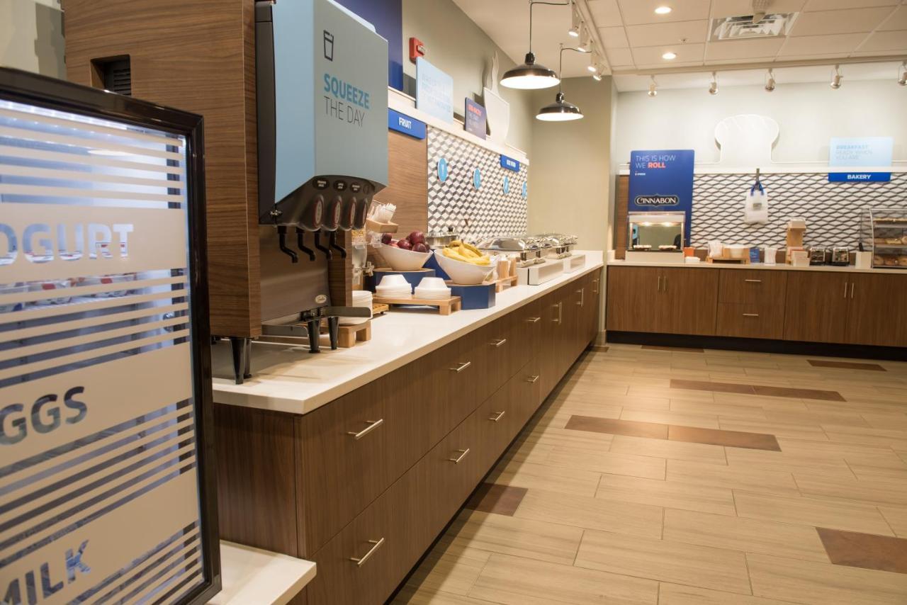 Holiday Inn Express & Suites - Warsaw - E Center By Ihg מראה חיצוני תמונה
