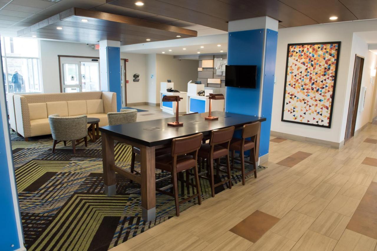 Holiday Inn Express & Suites - Warsaw - E Center By Ihg מראה חיצוני תמונה