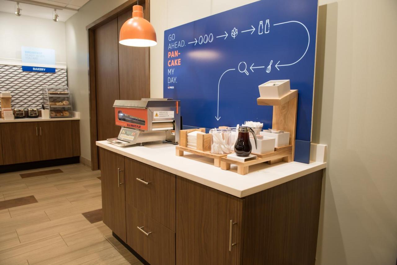 Holiday Inn Express & Suites - Warsaw - E Center By Ihg מראה חיצוני תמונה