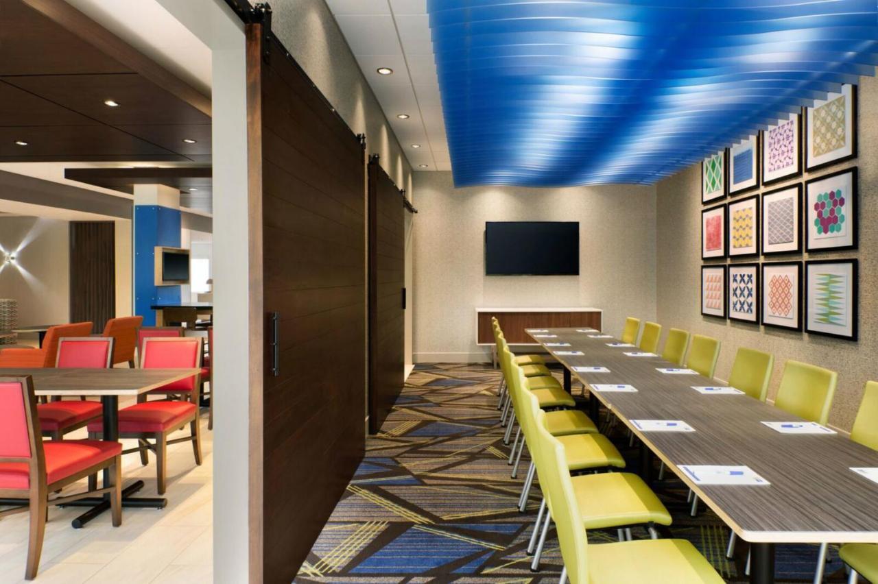 Holiday Inn Express & Suites - Warsaw - E Center By Ihg מראה חיצוני תמונה
