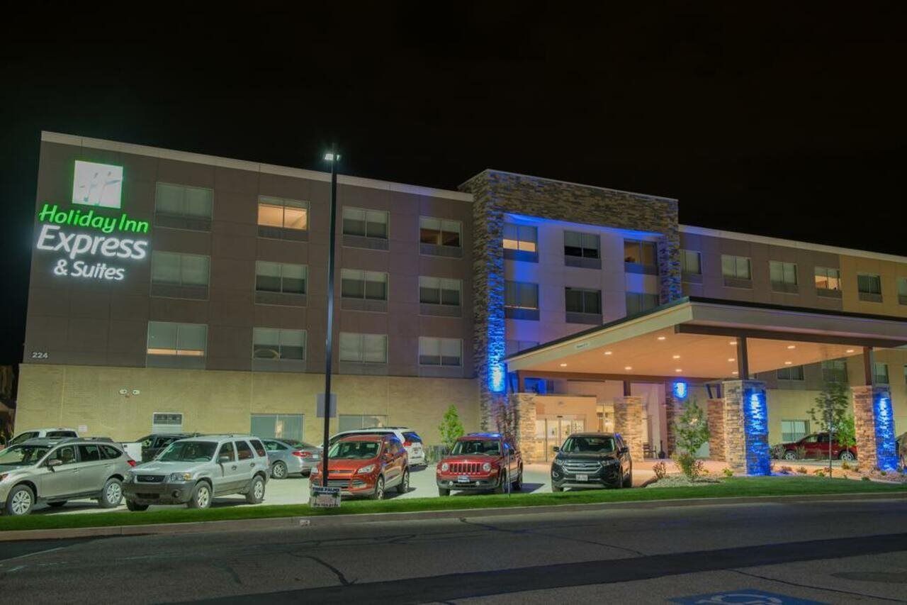 Holiday Inn Express & Suites - Warsaw - E Center By Ihg מראה חיצוני תמונה