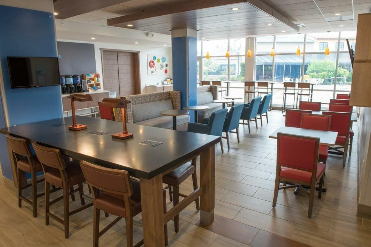 Holiday Inn Express & Suites - Warsaw - E Center By Ihg מראה חיצוני תמונה
