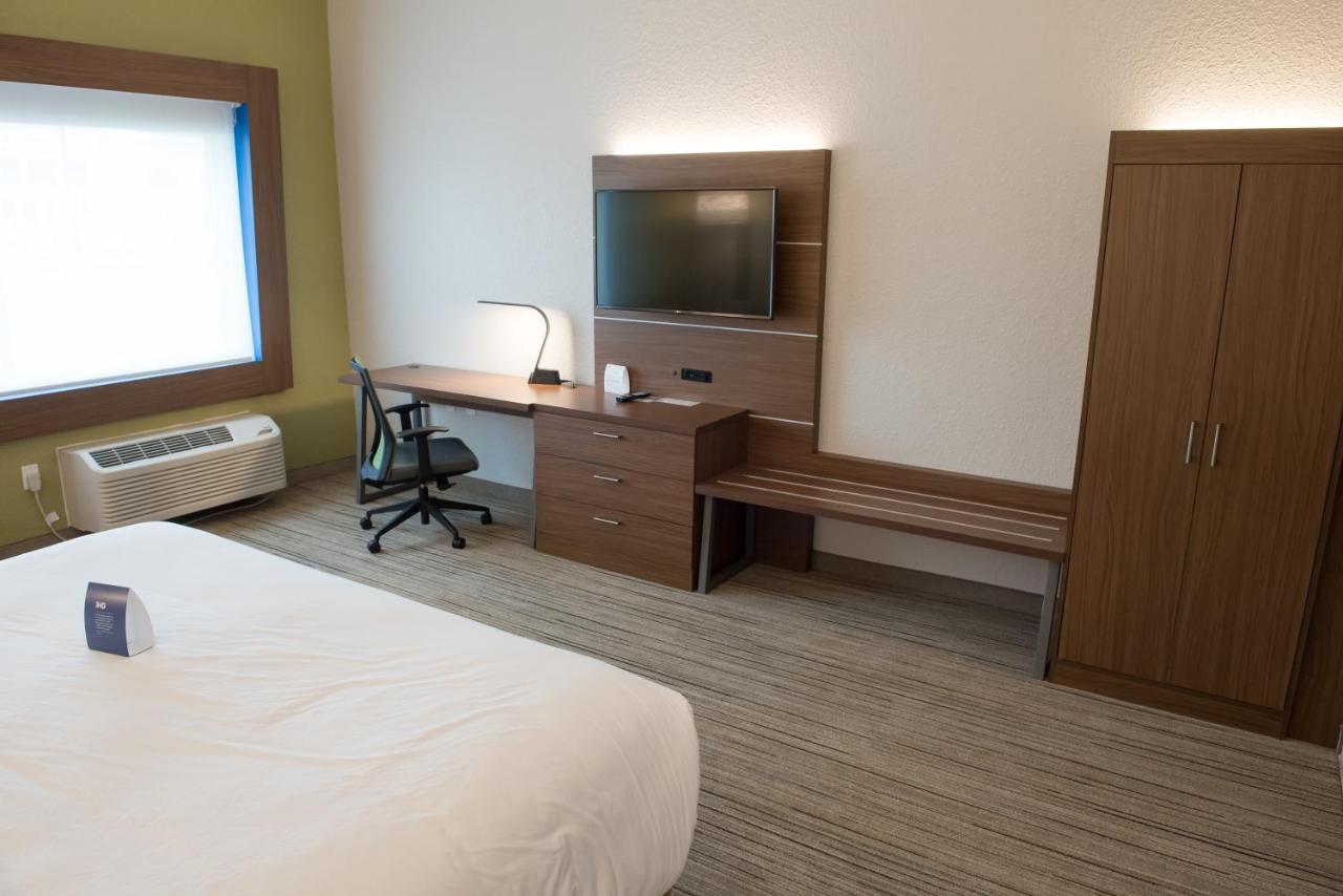 Holiday Inn Express & Suites - Warsaw - E Center By Ihg מראה חיצוני תמונה