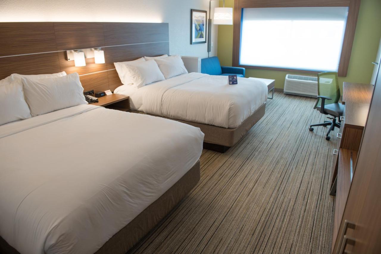 Holiday Inn Express & Suites - Warsaw - E Center By Ihg מראה חיצוני תמונה