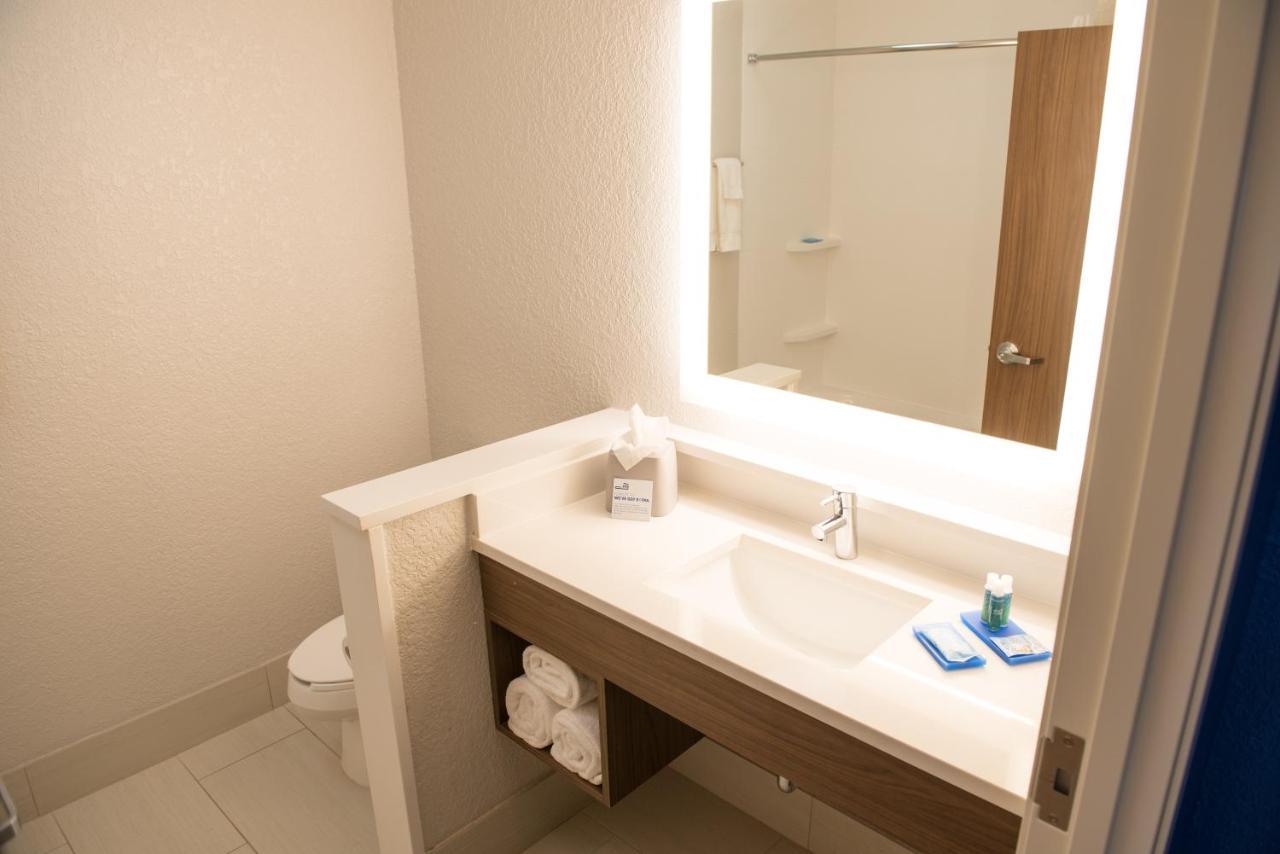 Holiday Inn Express & Suites - Warsaw - E Center By Ihg מראה חיצוני תמונה